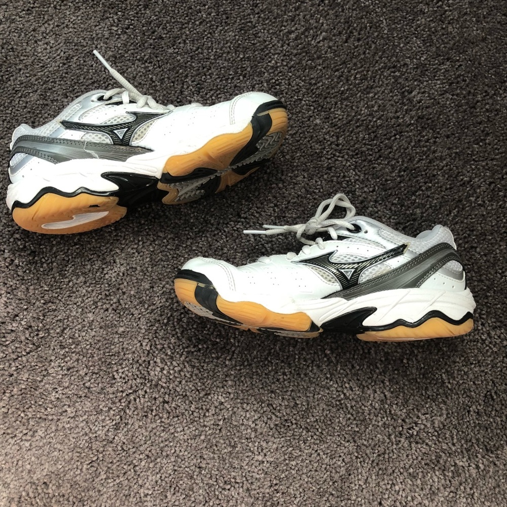 Court volleyball shoes